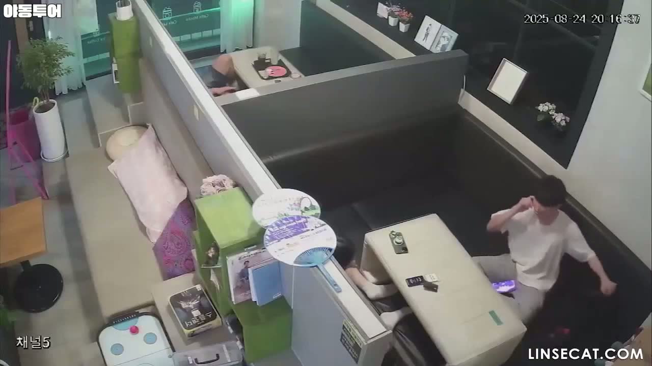 [신작] 성욕이 강한 한 남성이 여자친구를 끈질기게 유혹해 성관계를 갖도록 했다. 그는 여자친구가 살려달라고 애원할 때까지 손가락으로