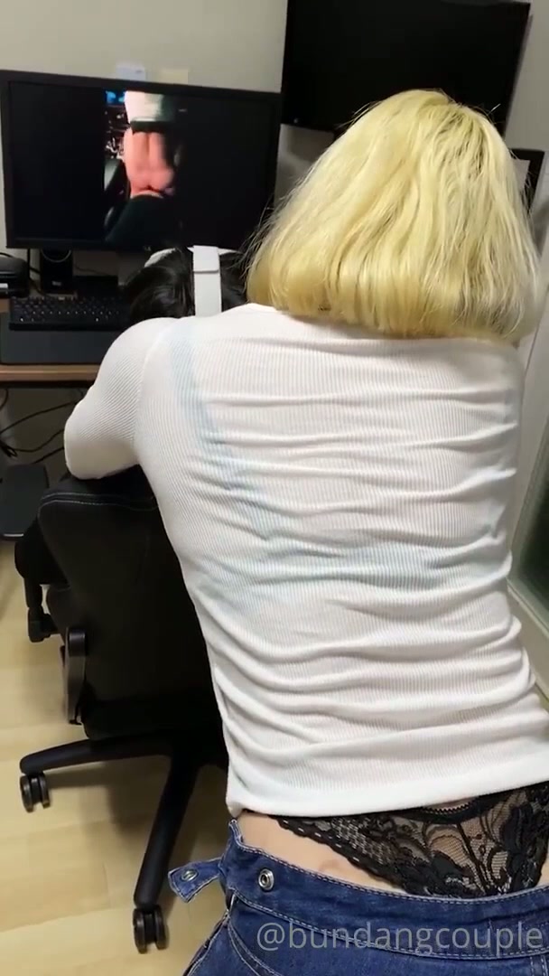 한국야동 (한국야동) 헬창변녀 분당댁 - VR보면서 딸치고 있던 남친 급습해서 자지 받아묵기