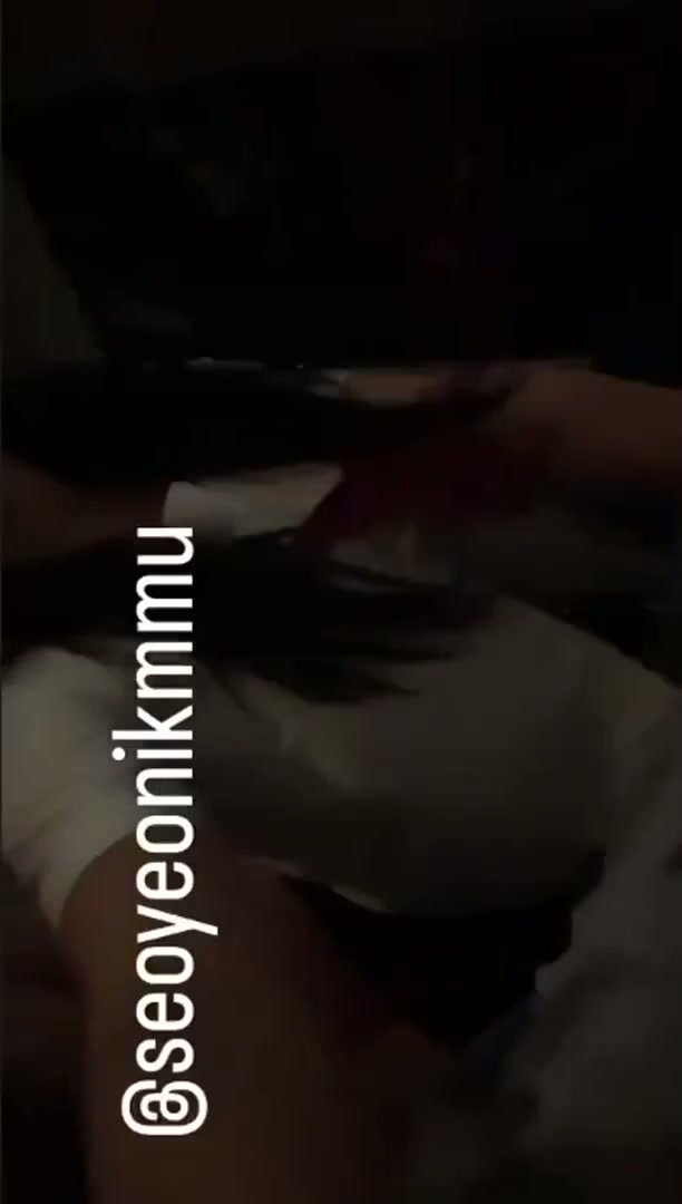 (한국야동) 재학중인 학교 벤치에서 대놓고 섹스하는 경대녀
